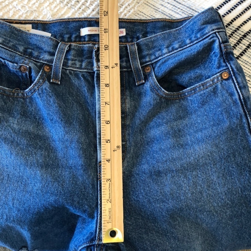 Levi's Womens Jeans Sz 26 Wedgie Straight Med Wash Distressed Denim Casual Thick - Picture 6 of 8